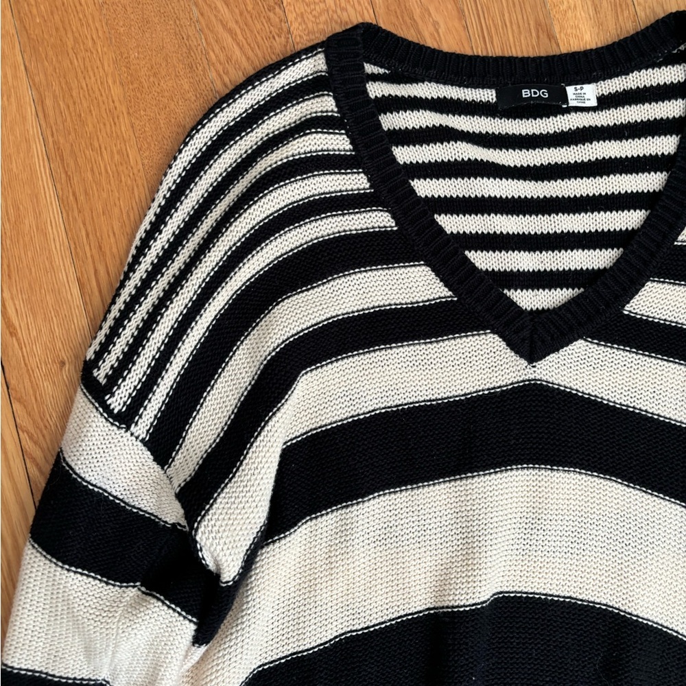 BDG V-Neck Pullover Sweater